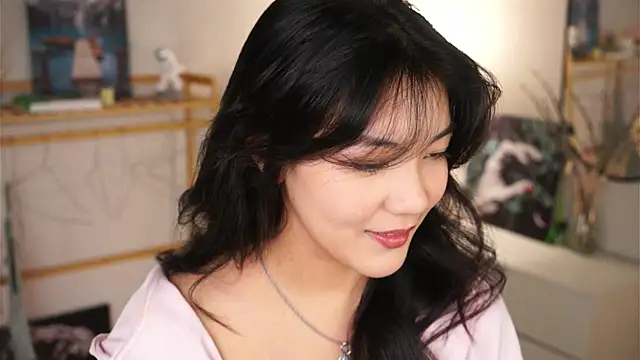 MoiraEger online show from October 2025 05:23:02 PM