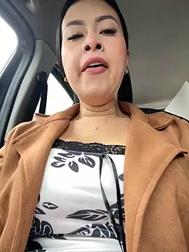 CrisMarulanda online show from November 2025 01:15:01 PM