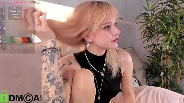 Molly Platt online show from March 2026 09:10:01 AM