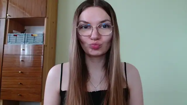 Snapshot of LooveELLYx chatting on May 2026 06:33:02 AM LooveELLYx online show from May 2026 06:33:02 AM