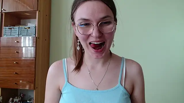 LooveELLYx online show from April 2026 01:37:01 PM