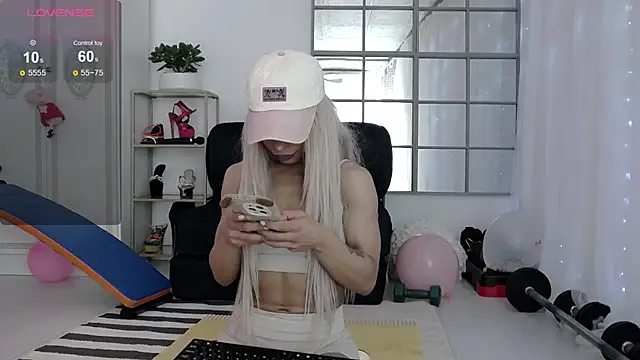 SarahRaynex online show from April 2026 12:00:01 PM