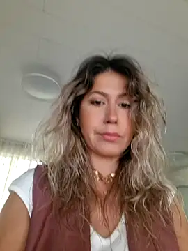 Snapshot of CelynaRoss chatting on July 2026 09:38:02 AM CelynaRoss online show from July 2026 09:38:02 AM