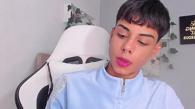 Snapshot of Thomas_wil chatting on November 2025 03:21:01 AM Thomas wil online show from November 2025 03:21:01 AM