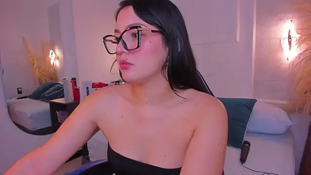 Snapshot of cristina_gallardo chatting on May 2026 02:37:01 AM cristina gallardo online show from May 2026 02:37:01 AM