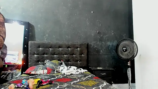 Snapshot of Kat_Valen chatting on November 2025 01:12:01 AM Kat Valen online show from November 2025 01:12:01 AM