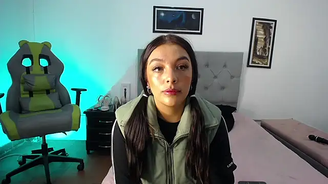 Esmeraldaa- online show from November 2025 03:31:02 AM