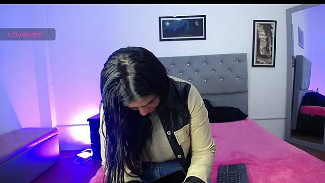 Esmeraldaa- online show from September 2025 04:45:02 AM