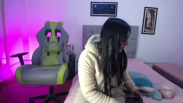 Esmeraldaa- online show from October 2025 05:50:02 AM