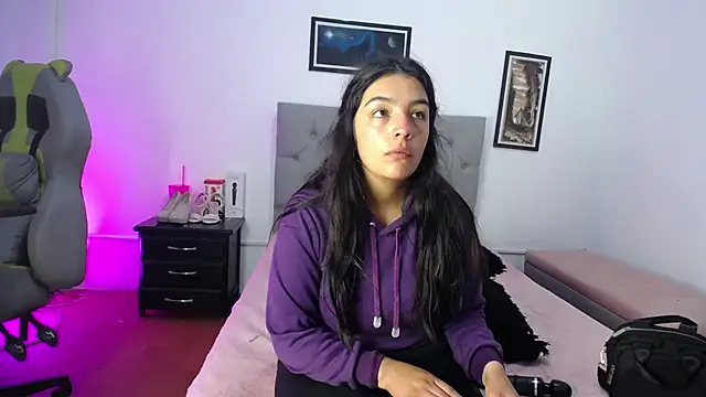 Esmeraldaa- online show from October 2025 04:58:02 AM