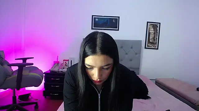 Esmeraldaa- online show from October 2025 04:48:01 AM