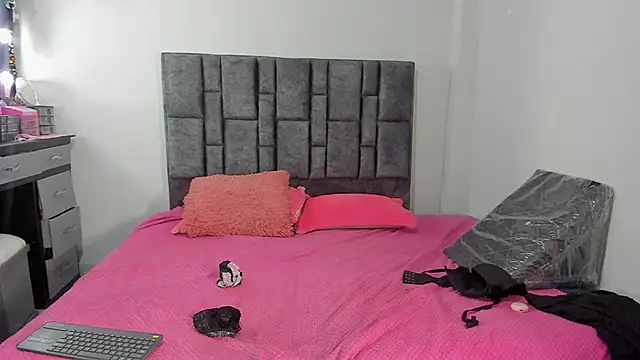 Esmeraldaa- online show from April 2026 04:08:02 AM