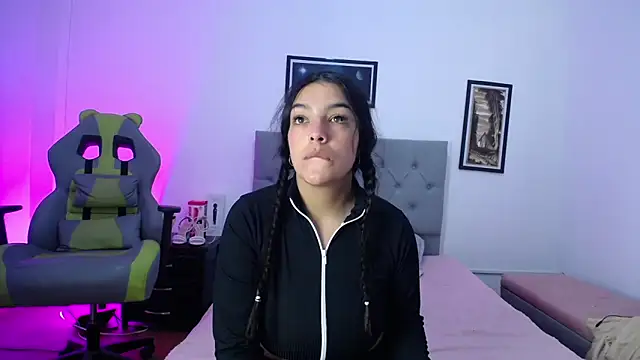 Esmeraldaa- online show from October 2025 04:10:01 AM