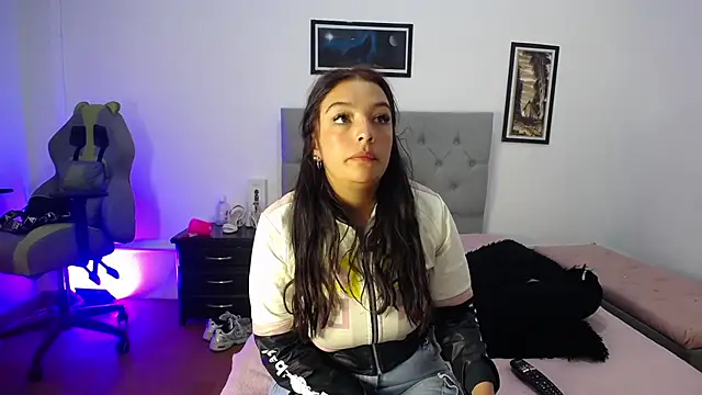 Esmeraldaa- online show from November 2025 03:34:02 AM