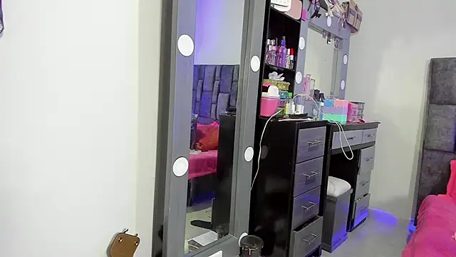 Esmeraldaa- online show from December 2025 05:28:01 AM