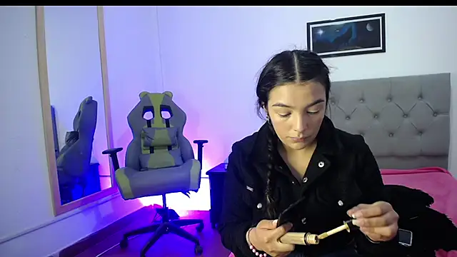 Esmeraldaa- online show from September 2025 03:57:01 AM