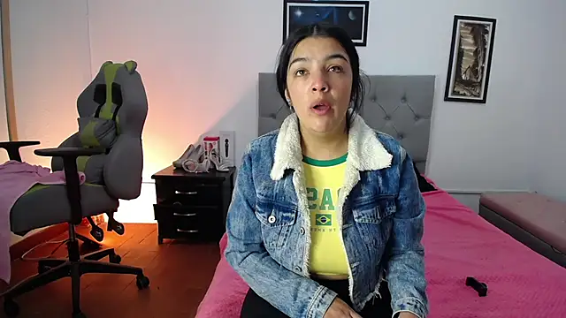 Esmeraldaa- online show from October 2025 05:19:01 AM