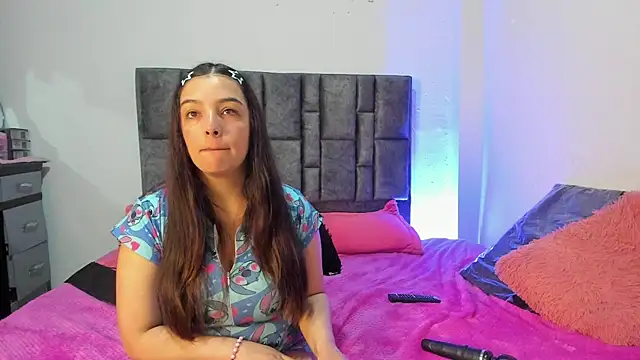 Esmeraldaa- online show from April 2026 05:47:01 PM