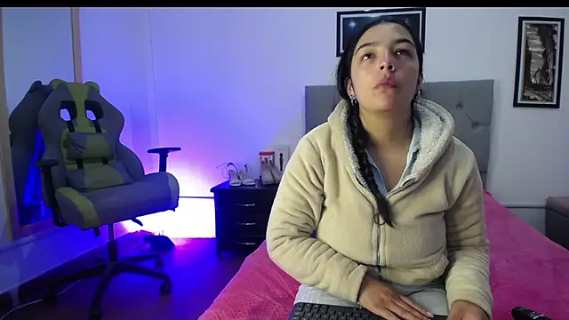 Esmeraldaa- online show from September 2025 05:02:01 AM