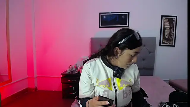 Esmeraldaa- online show from November 2025 06:17:02 AM