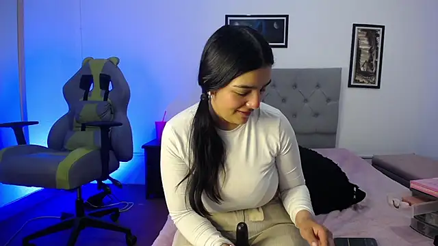 Esmeraldaa- online show from October 2025 04:22:01 AM