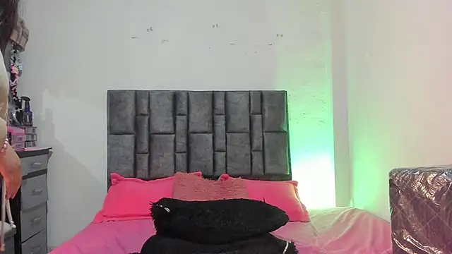 Esmeraldaa- online show from May 2026 11:24:01 PM