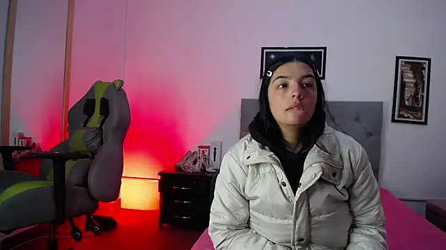 Esmeraldaa- online show from October 2025 04:46:01 AM