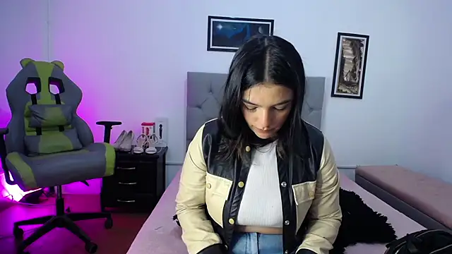 Esmeraldaa- online show from October 2025 04:05:02 AM