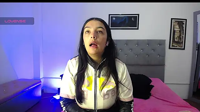 Esmeraldaa- online show from September 2025 04:22:01 AM