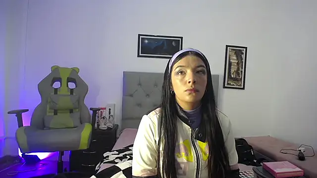 Esmeraldaa- online show from October 2025 05:17:02 AM