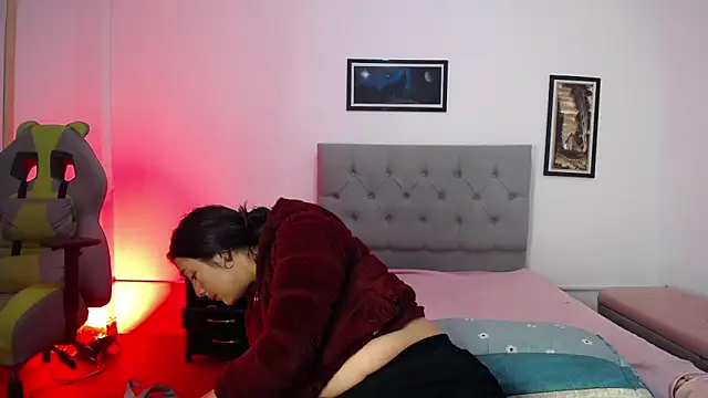 Esmeraldaa- online show from October 2025 06:25:01 AM