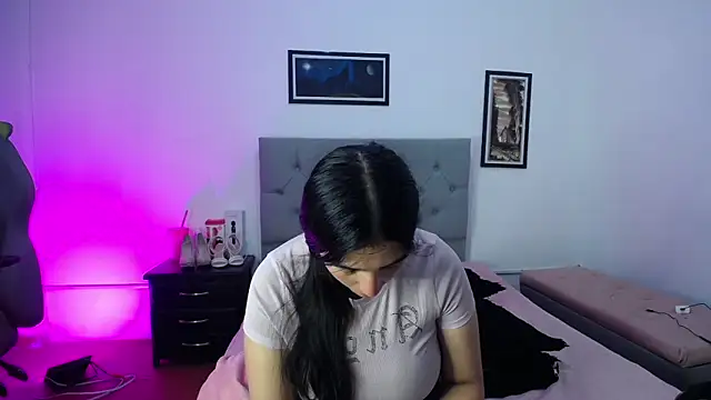 Esmeraldaa- online show from October 2025 04:22:02 AM