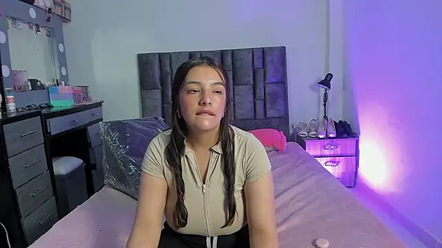 Esmeraldaa- online show from January 2026 10:13:02 PM