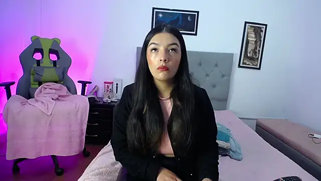 Esmeraldaa- online show from October 2025 04:02:01 AM