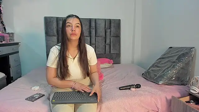 Esmeraldaa- online show from April 2026 05:53:01 AM