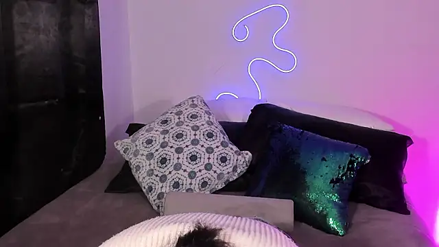 Londonttipton online show from March 2026 04:42:02 AM