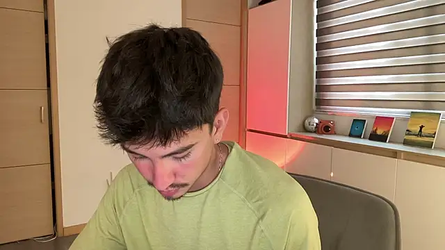 sweettaaron01 online show from December 2025 06:03:01 PM