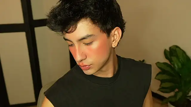 sweettaaron01 online show from June 2026 01:03:02 AM