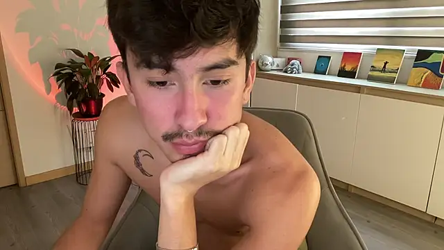 sweettaaron01 online show from October 2025 05:45:01 PM