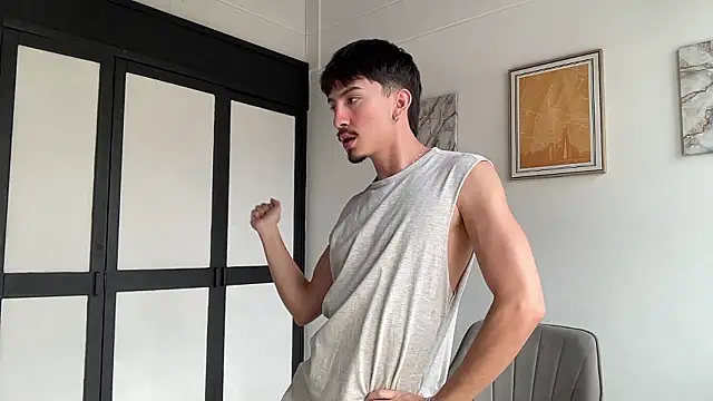 sweettaaron01 online show from February 2026 05:44:01 PM