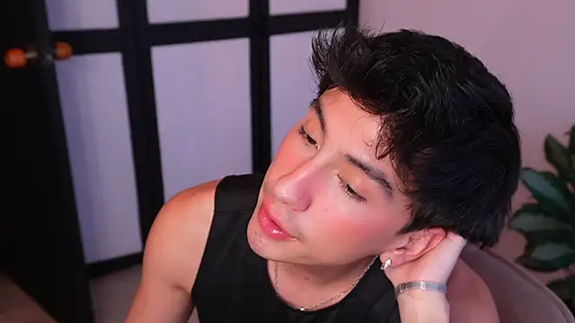 sweettaaron01 online show from June 2026 11:03:02 PM