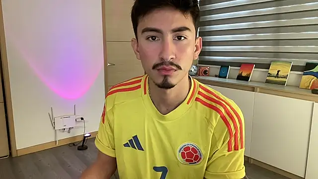 sweettaaron01 online show from November 2025 06:08:01 PM