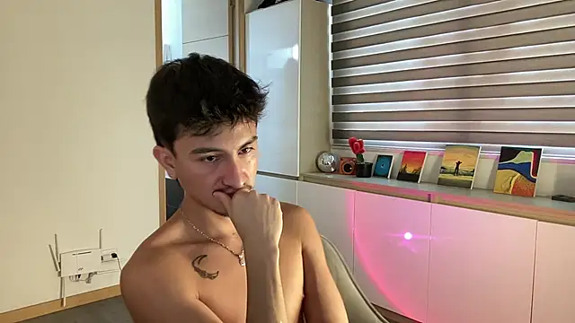 sweettaaron01 online show from December 2025 08:04:02 PM