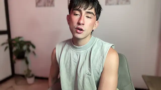 Snapshot of sweettaaron01 chatting on May 2026 11:14:03 PM sweettaaron01 online show from May 2026 11:14:03 PM