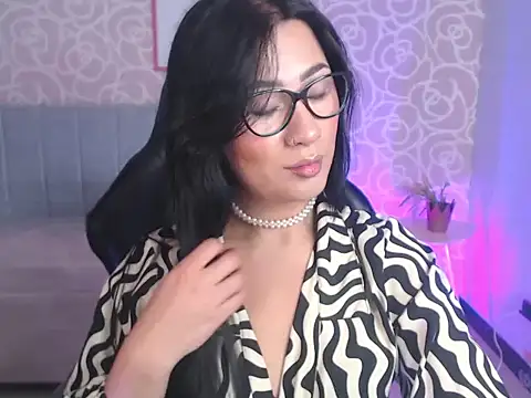 evelyn ch  online show from September 2025 10:51:02 AM
