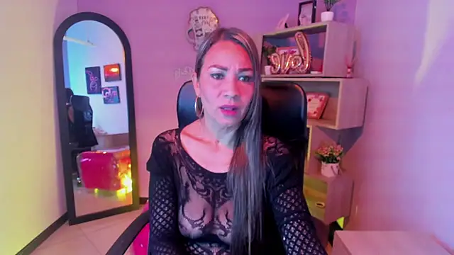 Stefy Zea online show from December 2025 05:01:01 PM