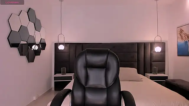 SarahYates online show from April 2026 05:32:02 PM