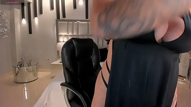 SarahYates online show from December 2025 04:17:01 AM