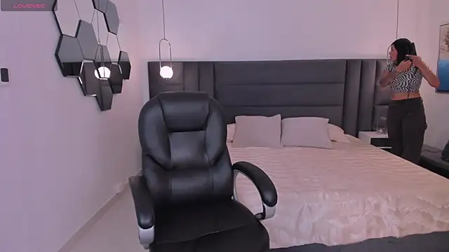 SarahYates online show from November 2025 05:45:02 AM