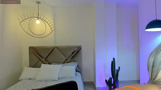 IsabellaMoreau online show from February 2026 07:32:02 PM